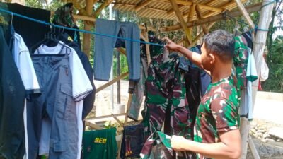 Jelang Penutupan TMMD, Prada Tri Dani Rapikan Perlengkapan