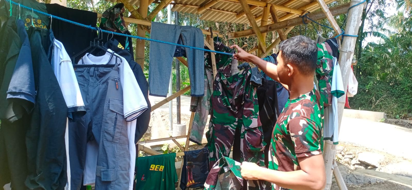 Jelang Penutupan TMMD, Prada Tri Dani Rapikan Perlengkapan