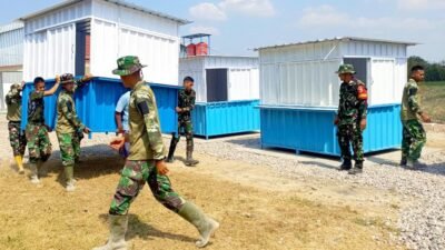 Satgas TMMD 129 Gotong Kontainer UMKM di Kesongo