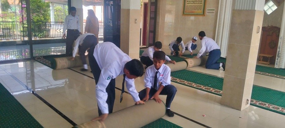 GEBERMAS PAI Berbakti: Wujudkan Masjid Bersih, Karakter Religius, dan Semangat Gotong Royong di SMP Negeri 4 Pasuruan