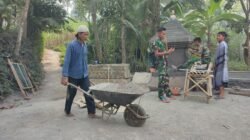 Manfaatkan Sisa Material, Pak Buasin Timbun Halaman RTLH Ibu Ety agar Lebih Rapi