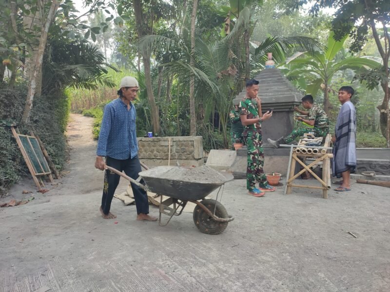 Manfaatkan Sisa Material, Pak Buasin Timbun Halaman RTLH Ibu Ety agar Lebih Rapi