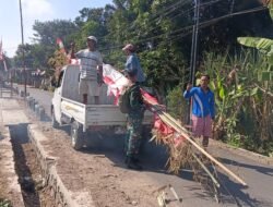 Jelang Penutupan TMMD, Babinsa dan Warga Pasang Umbul-Umbul