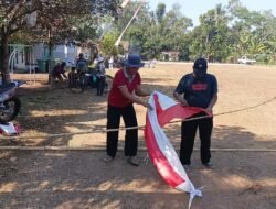 Ketua RW Bersama Warga Gotong Royong Pasang Umbul-Umbul
