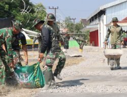 Wujudkan Fasum Nyaman: Satgas TMMD 129 Bojonegoro Bersih-Bersih Kawasan Rest Area Terpadu