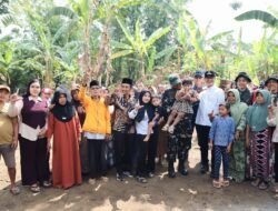 Jelang Akhir Rangkaian TMMD, Rombongan Sempatkan Foto Bersama Warga Ledok Tempuro