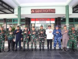 Piagam Penghargaan Pangdam V/Brawijaya Diberikan kepada Bupati Lumajang atas Dukungan TMMD ke-129