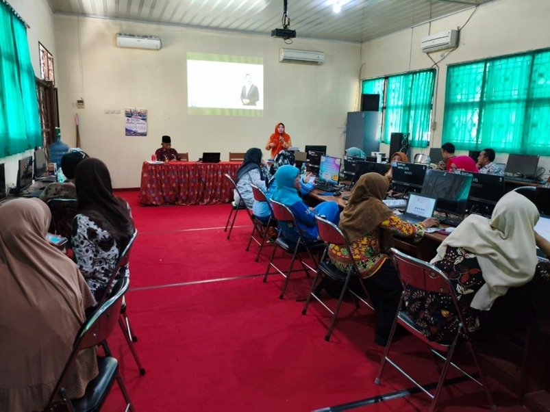 Guru SMPN 4 Pasuruan Bagikan Inovasi Pembelajaran Berbasis Teknologi