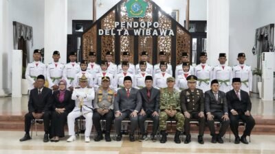 77 Pelajar Dikukuhkan Jadi Paskibraka Sidoarjo, Bupati Subandi: Jaga Kehormatan Bangsa