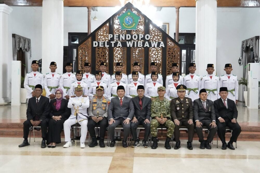 77 Pelajar Dikukuhkan Jadi Paskibraka Sidoarjo, Bupati Subandi: Jaga Kehormatan Bangsa