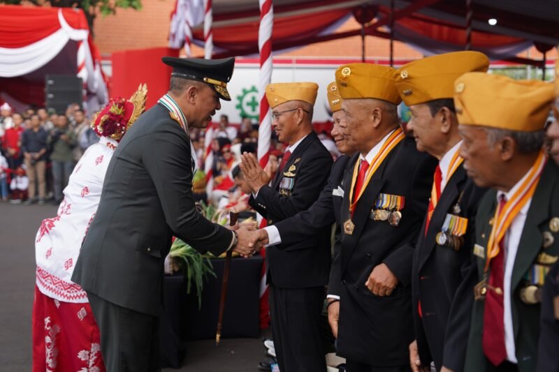 Pangdam V/Brawijaya Hadiri Upacara HUT Ke-81 Kemerdekaan RI di Grahadi
