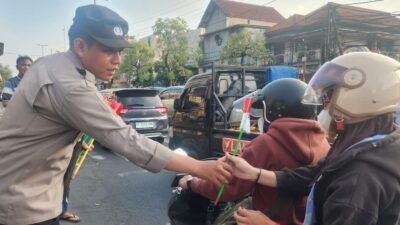 Polisi di Sidoarjo Bagikan Bendera Merah Putih, Kobarkan Semangat Nasionalisme