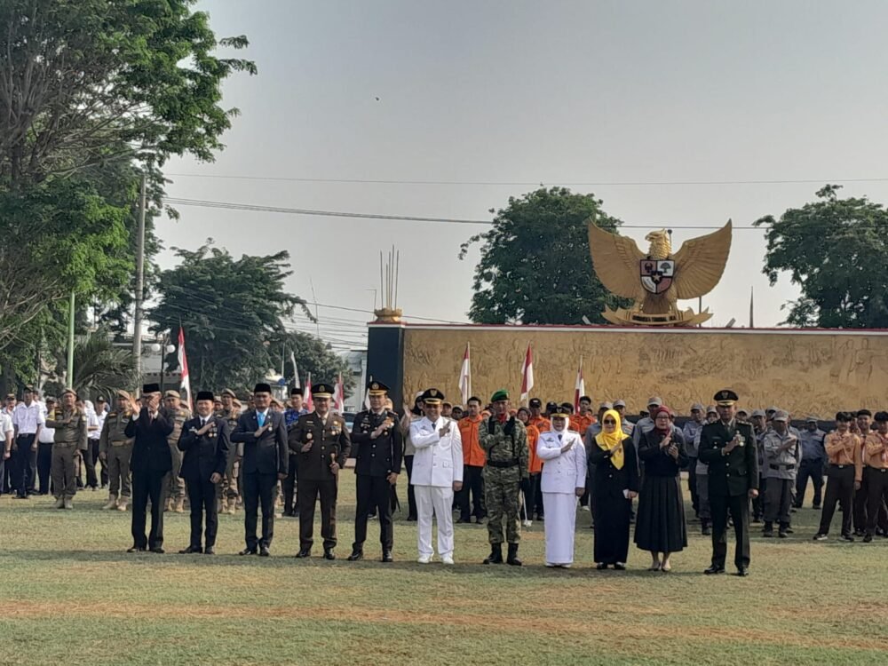 Bersama Sejumlah Pihak, Kasdim 0820/Probolinggo Hadiri Upacara HUT Ke-81 Kemerdekaan RI Di Alun - Alun Kota Probolinggo