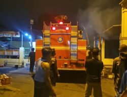 Kebakaran Rumah dan Toko Sembako di Pagerwojo, Polisi Bantu Evakuasi