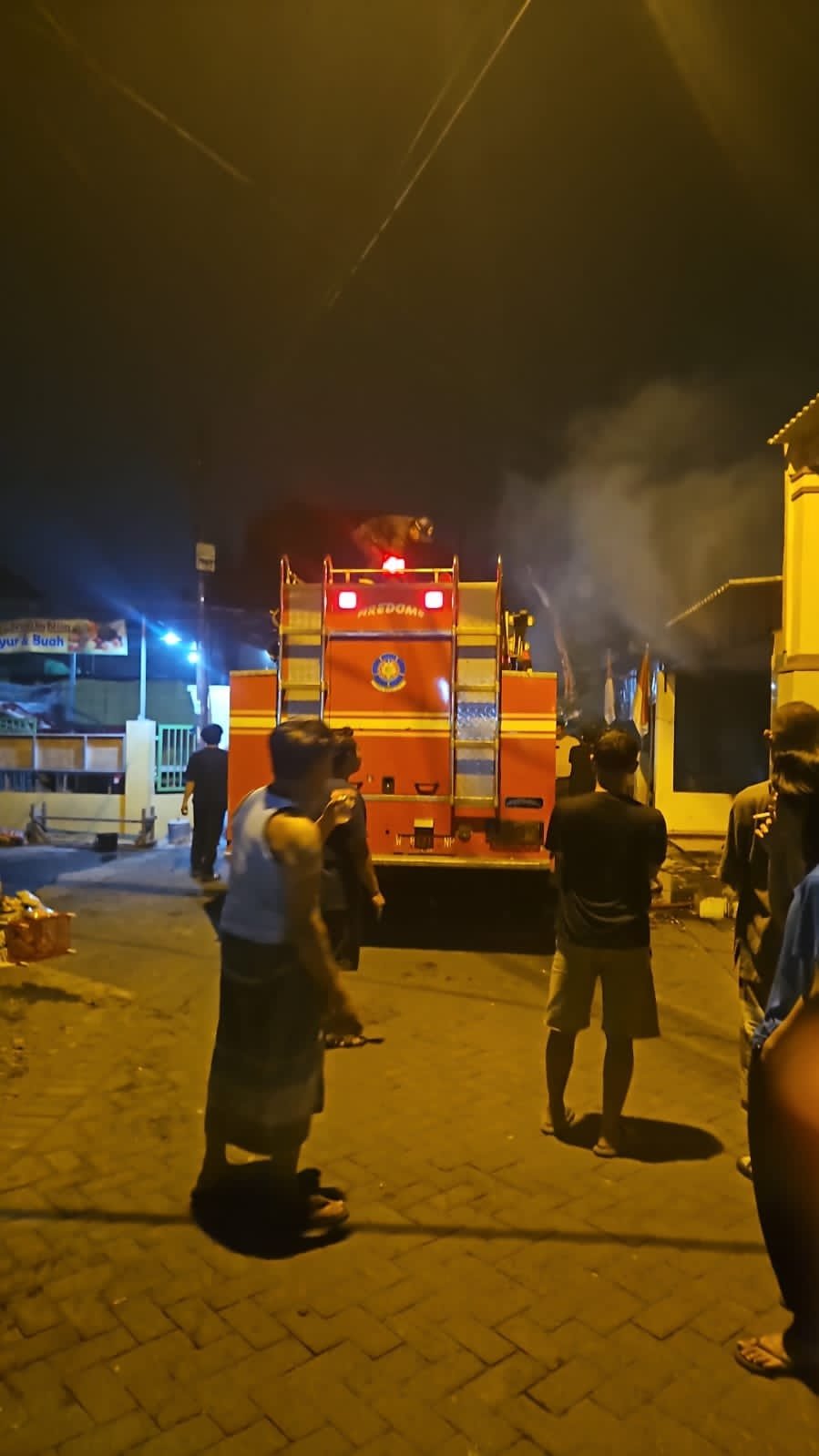 Kebakaran Rumah dan Toko Sembako di Pagerwojo, Polisi Bantu Evakuasi