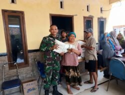 Peduli Ketahanan Pangan, Babinsa Lekok Dampingi Penyaluran Beras bagi Warga Desa Wates