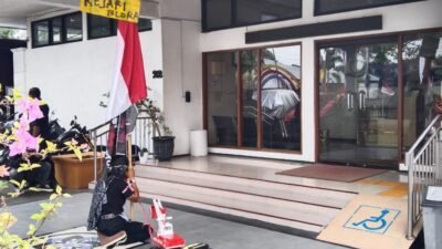 Mat Tohek Jalan Mundur ke Kejari Blora, Serahkan Bukti Dugaan Saweran Proyek Sekolah Rakyat