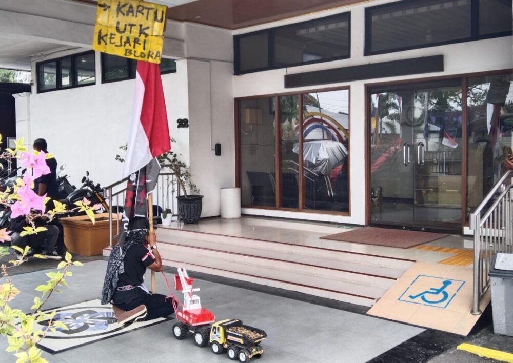 Mat Tohek Jalan Mundur ke Kejari Blora, Serahkan Bukti Dugaan Saweran Proyek Sekolah Rakyat
