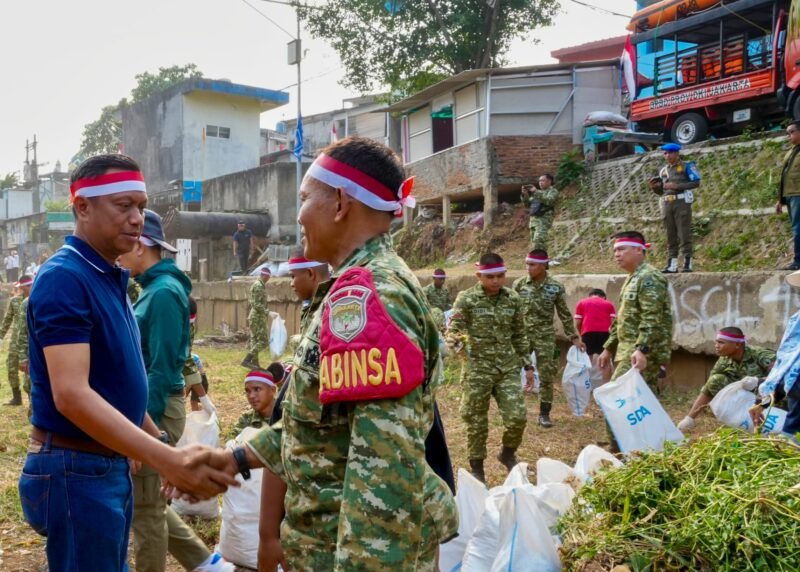Jaga Jakarta, Pemprov DKI, TNI-Polri Gelar Karya Bakti Bersihkan Sungai Bidara Cina
