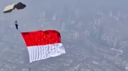 Kopassus Ukir Rekor MURI di HUT Ke-81 RI lewat Aksi Terjun Payung di Monas