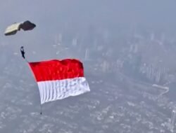 Kopassus Ukir Rekor MURI di HUT Ke-81 RI lewat Aksi Terjun Payung di Monas
