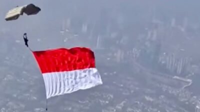 Kopassus Ukir Rekor MURI di HUT Ke-81 RI lewat Aksi Terjun Payung di Monas