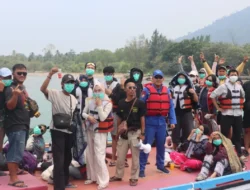 Wisatawan Diingatkan Patuhi Zona Aman Krakatau, Tim Gabungan Bagikan Masker