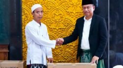 Hadiri Maulid Nabi di Pisangan Timur, Munjirin Serahkan Tiga Kursi Roda
