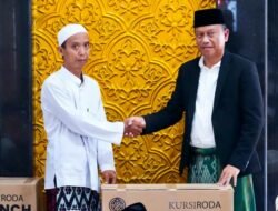 Hadiri Maulid Nabi, Munjirin Serahkan Tiga Kursi Roda untuk Warga Pisangan Timur