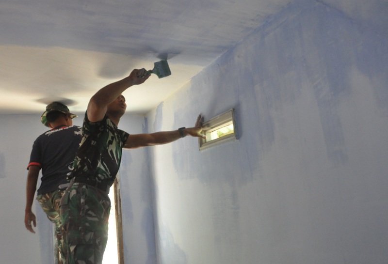 Pengecatan RTLH TMMD ke-129 Berlanjut, Rumah Ibu Ety Kian Mendekati Rampung