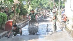 Tak Kenal Hari Libur, Serda Efendi Tetap Semangat Kerjakan Pengecoran Jalan TMMD