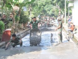 Tak Kenal Hari Libur, Serda Efendi Tetap Semangat Kerjakan Pengecoran Jalan TMMD
