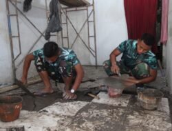 Pembangunan TMMD Dikebut, Serda Bagus Ardiansyah Pasang Keramik RTLH Ibu Suminah