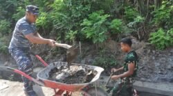 Satgas TMMD ke-129 Bersihkan Drainase Pascapengecoran