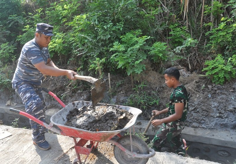 Satgas TMMD ke-129 Bersihkan Drainase Pascapengecoran