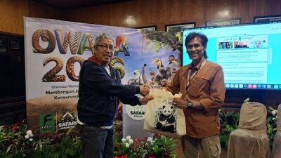 Dewan Pembina FOKSI, Tony Sumampau (kiri) memberikn cendera mata kepada Kepala BBTNGGP, Sadtata Noor Adirahmanta (dua dari kiri) usai memberikan paparan bertema "Fenomena Interaksi Satwa Liar di Taman Nasional Gunung Gede Pangrango" pada kegiatan Orientasi Wartawan Konservasi (OWAKA) yang digagas Forum Konservasi Satwa Liar Indonesia (FOKSI), di Rumah Dua, Puncak, Kabupaten Bogor, Jawa Barat, yang berada di kaki Gunung Gede Pangrango, Sabtu (22/8/2026) malam. FOTO: HO-FOKSI