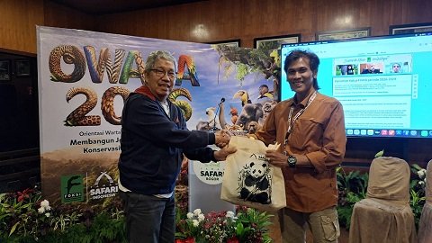 Dewan Pembina FOKSI, Tony Sumampau (kiri) memberikn cendera mata kepada Kepala BBTNGGP, Sadtata Noor Adirahmanta (dua dari kiri) usai memberikan paparan bertema "Fenomena Interaksi Satwa Liar di Taman Nasional Gunung Gede Pangrango" pada kegiatan Orientasi Wartawan Konservasi (OWAKA) yang digagas Forum Konservasi Satwa Liar Indonesia (FOKSI), di Rumah Dua, Puncak, Kabupaten Bogor, Jawa Barat, yang berada di kaki Gunung Gede Pangrango, Sabtu (22/8/2026) malam. FOTO: HO-FOKSI