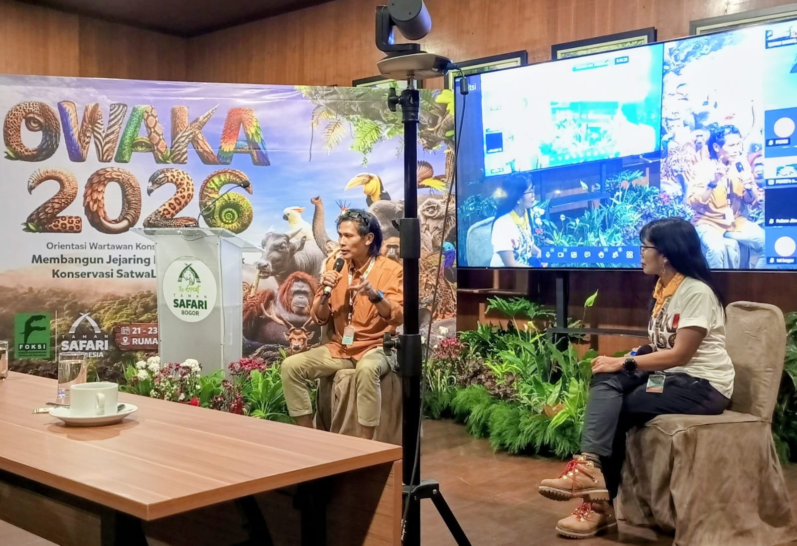 Kepala BBTNGGP, Sadtata Noor Adirahmanta (kiri) saat memberikan paparan bertema "Fenomena Interaksi Satwa Liar di Taman Nasional Gunung Gede Pangrango" pada kegiatan Orientasi Wartawan Konservasi (OWAKA) yang digagas Forum Konservasi Satwa Liar Indonesia (FOKSI), di Rumah Dua, Puncak, Kabupaten Bogor, Jawa Barat, yang berada di kaki Gunung Gede Pangrango, Sabtu (22/8/2026) malam, yang didaulat menjadi anggota dewan pembina istimewa FOKSI. FOTO: HO-FOKSI 