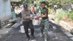 Sinergitas TNI-Polri Percepat Pengecoran Jalan TMMD di Lumajang