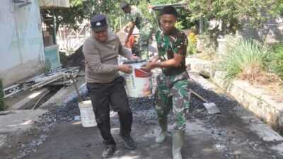 Sinergitas TNI-Polri Percepat Pengecoran Jalan TMMD di Lumajang
