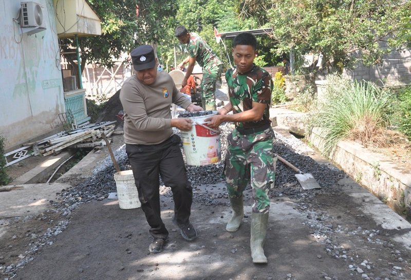 Sinergitas TNI-Polri Percepat Pengecoran Jalan TMMD di Lumajang
