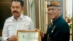 Wakajagung Prof Asep Nana Mulyana Terima Penghargaan Adiluhung Ki Sunda Utama dari MASDA Jabar