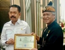 Wakajagung Prof Asep Nana Mulyana Terima Penghargaan Adiluhung Ki Sunda Utama dari MASDA Jabar