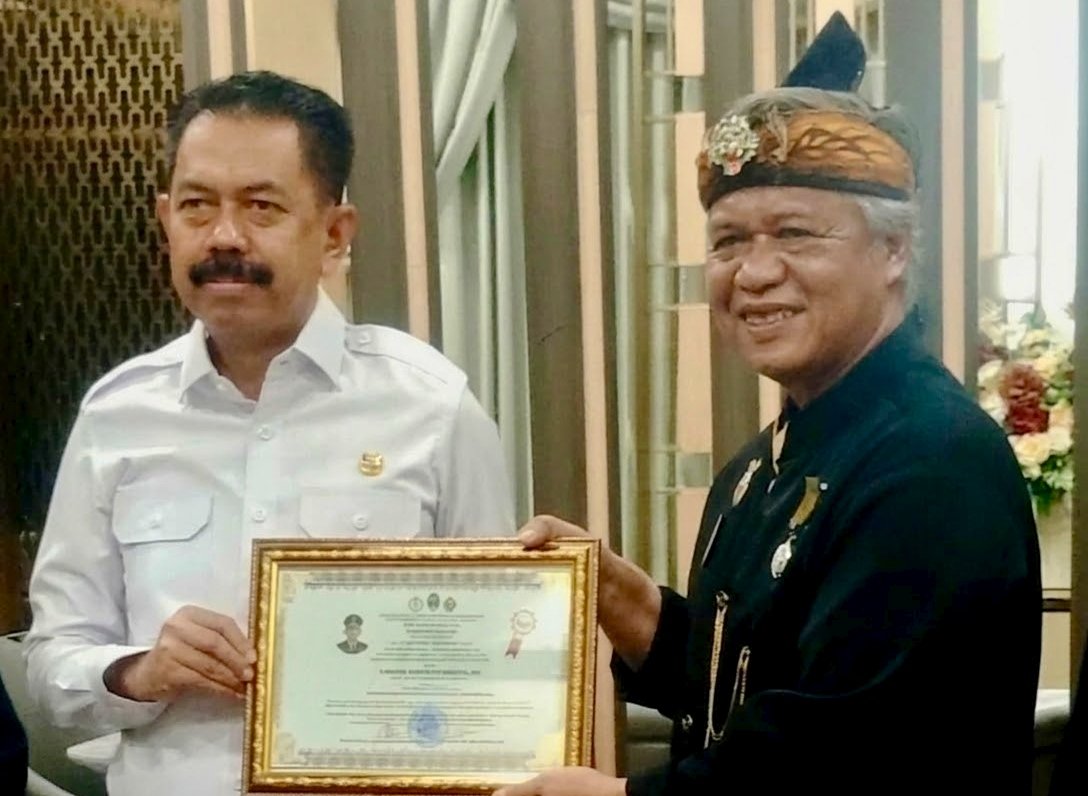 Wakajagung Prof Asep Nana Mulyana Terima Penghargaan Adiluhung Ki Sunda Utama dari MASDA Jabar