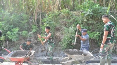 Satgas TMMD ke-129 Bersihkan Drainase Pasca Pengecoran, Jaga Fungsi Saluran Air