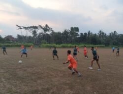 Satgas TMMD 129 dan Warga Gelar Laga Sepak Bola Persahabatan, Bangun Keakraban di Tengah Program Pembangunan