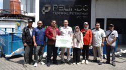 IPC TPK Salurkan Gerobak Sampah untuk Warga Palembang