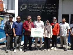 IPC TPK Salurkan Gerobak Sampah untuk Warga Palembang