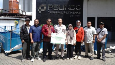 IPC TPK Salurkan Gerobak Sampah untuk Warga Palembang