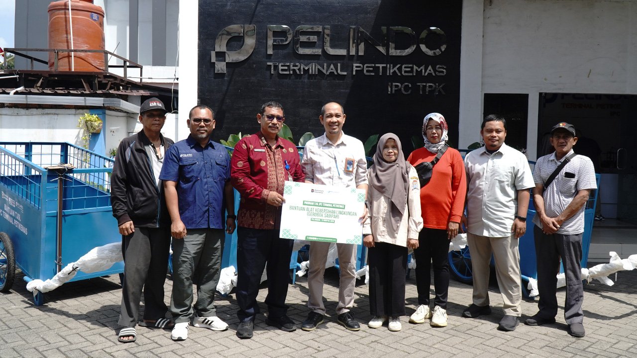 IPC TPK Salurkan Gerobak Sampah untuk Warga Palembang